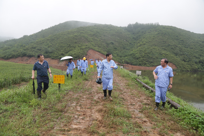 萬基控股董事長李躍民帶隊冒雨檢查防汛工作