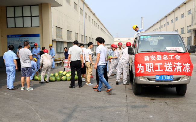 縣總工會(huì)到萬(wàn)基控股集團(tuán)送清涼